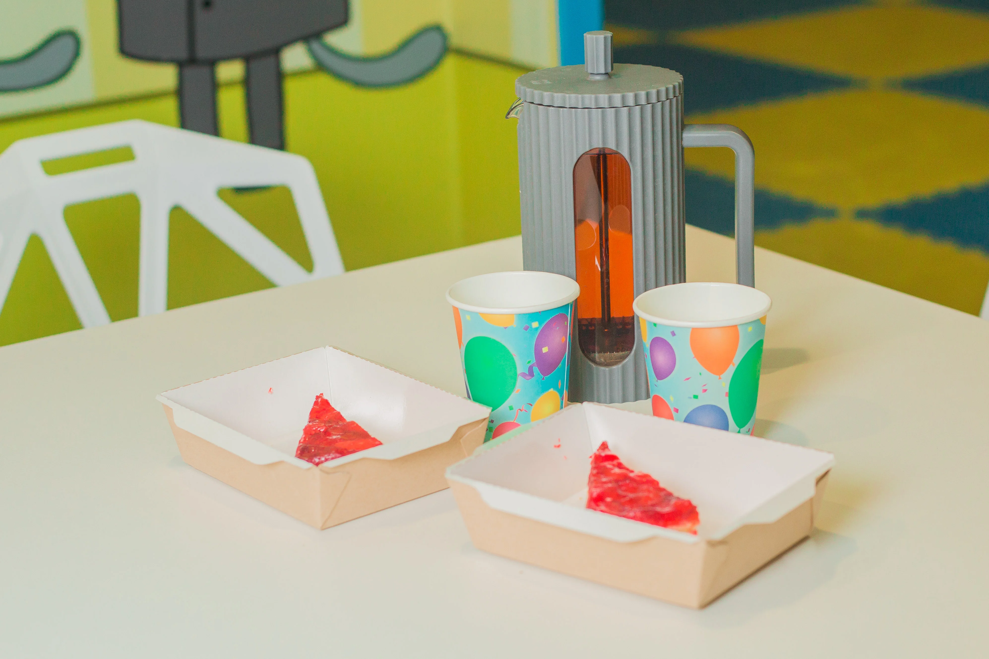 Детский праздник с напитками и десертами на праздничном столе