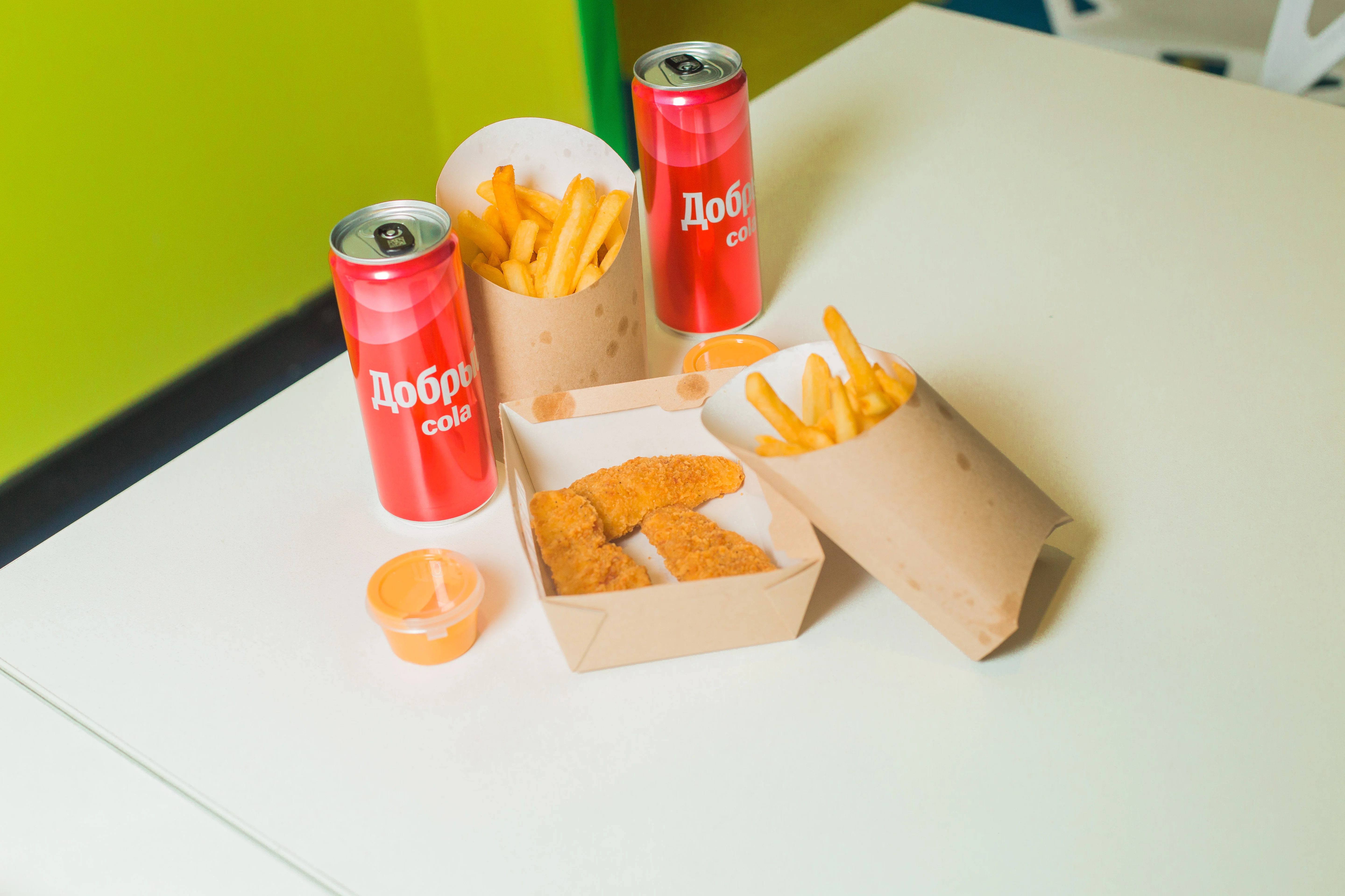 Детский стол с газировкой, картофелем фри и куриными наггетсами